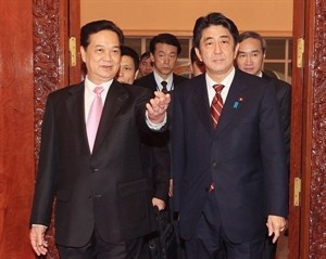 PM Nguyen Tan Dung and his Japanese counterpart Shinzo Abe during Abe's visit to Vietnam last January (Source: VNA)
